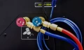 Szybkozłączki HP i LP w automatycznej stacji klimatyzacji RCC-8A zielonej